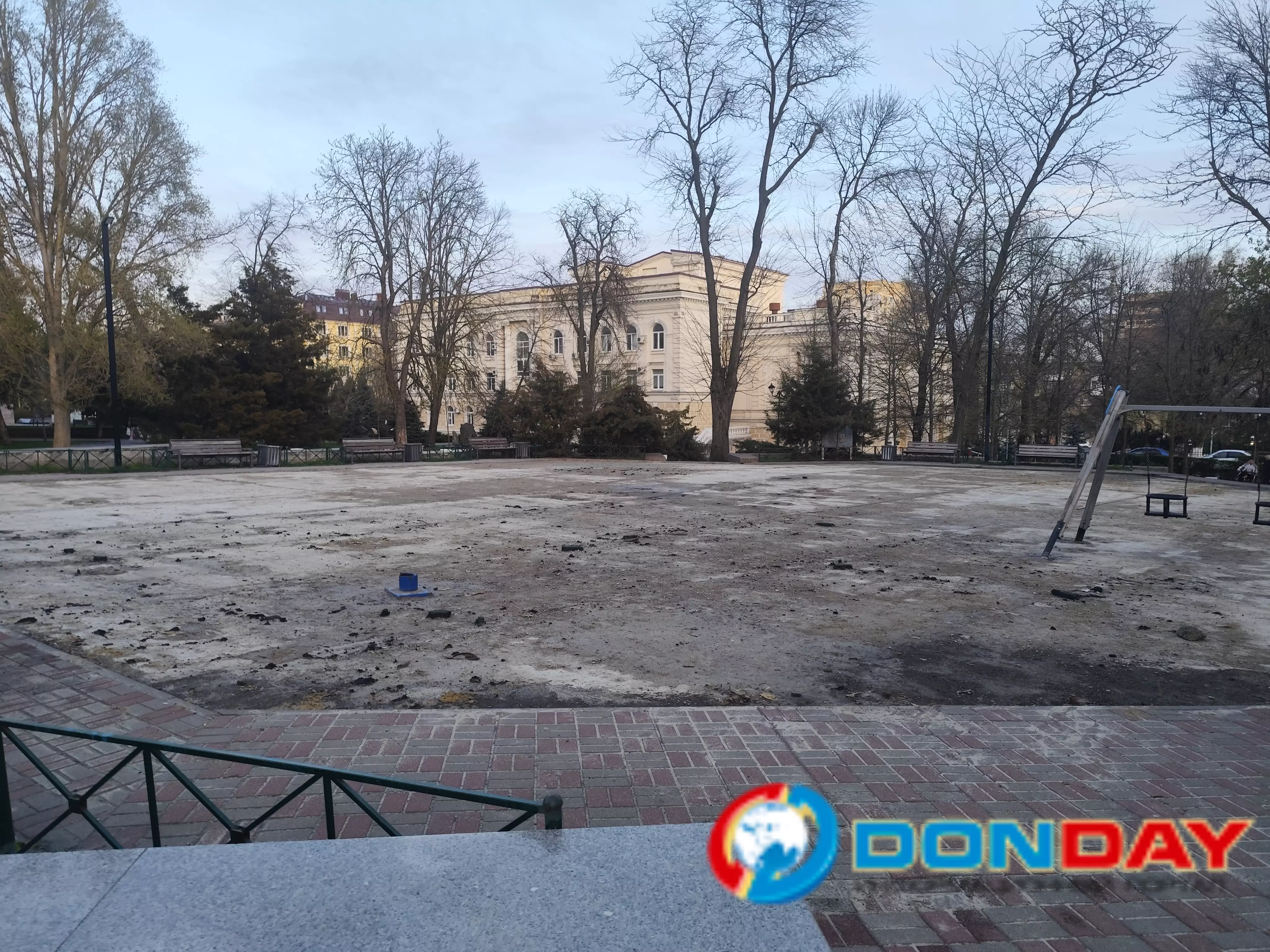 Жители Ростова просят вернуть в сквер на Карла Маркса обещанную детскую площадку