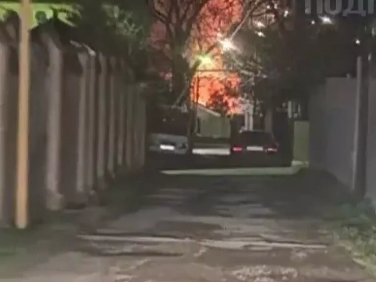 В Ростове на Западном полыхает банный комплекс