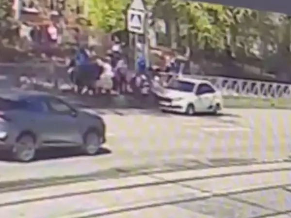 Фото к материалу: В Таганроге таксист сбил 11-летнего ребенка на пешеходном переходе