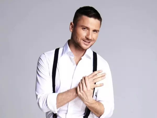 Фото к материалу: Ростов отличился: на концерте Сергея Лазарева поклонница хотела бросить букет в артиста