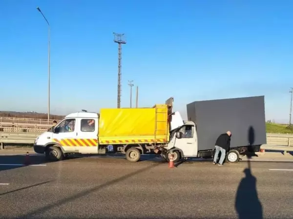 Фото к материалу: В Ростове два человека пострадали в ДТП с двумя грузовиками