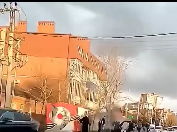 Фото к материалу: В Ростове на Мадояна загорелось авто 