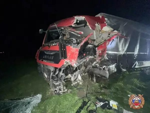 Фото к материалу: Кабины — всмятку: водитель из Ростовской области погиб в жутком ДТП на Ставрополье