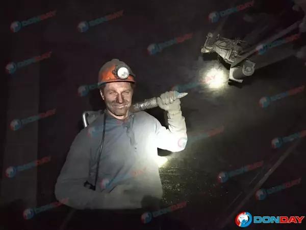 Фото к материалу: Близкие простились с погибшим шахтером в Ростовской области 