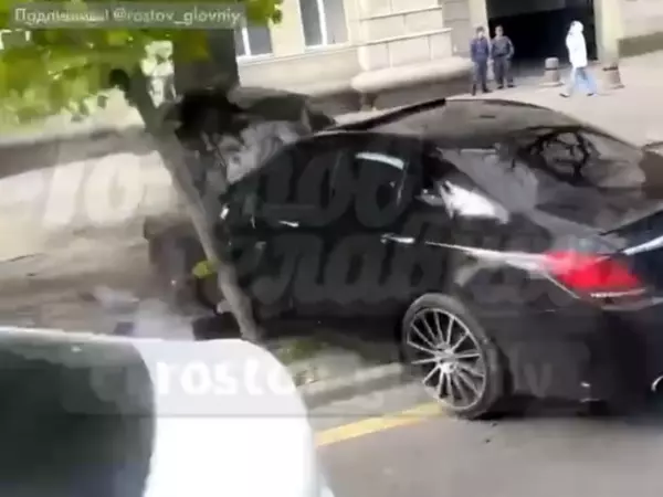 Фото к материалу: В Ростове «Мерседес» врезался в дерево на Большой Садовой