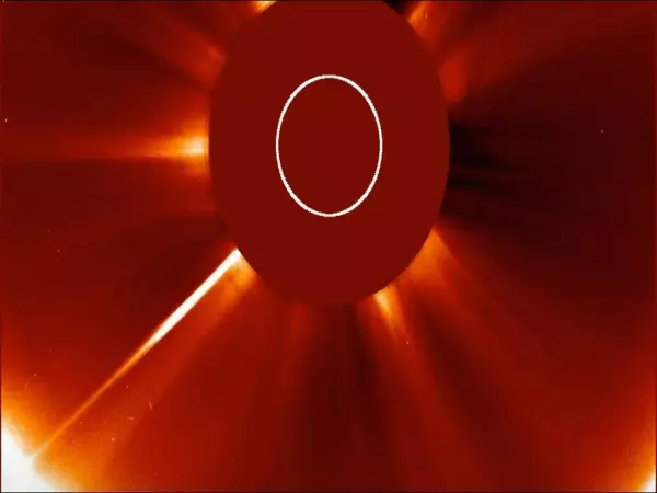 Фото к материалу: Солнце поглотило самую яркую комету в небе C/2026 A1