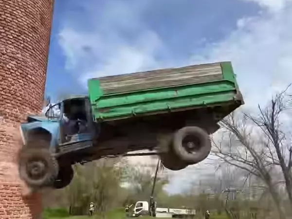 Фото к материалу: Ростовский каскадер Евгений Чеботарев врезался в кирпичную трубу на автомобиле «ГАЗ»