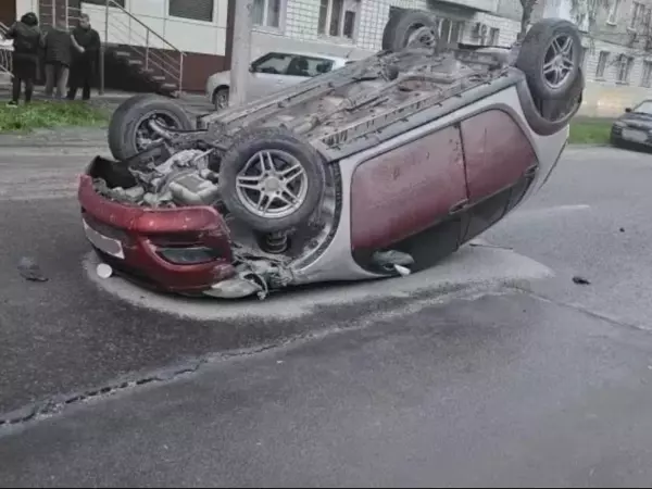 Фото к материалу: В Таганроге легковушка влетела в припаркованное авто и опрокинулась