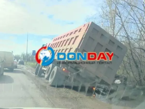 Фото к материалу: В Ростове в Суворовском грузовик провалился колесами в придорожную яму