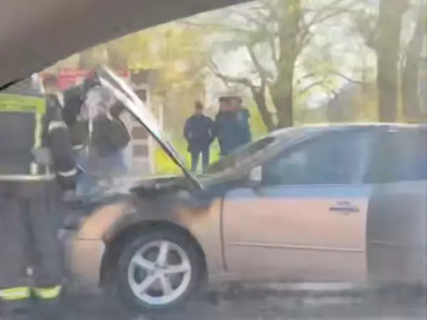 Фото к материалу: В Ростове на Западном сгорела иномарка 