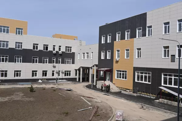 Фото к материалу: Многострадальную школу №5 в Аксае пообещали сдать уже этим летом: но это не точно