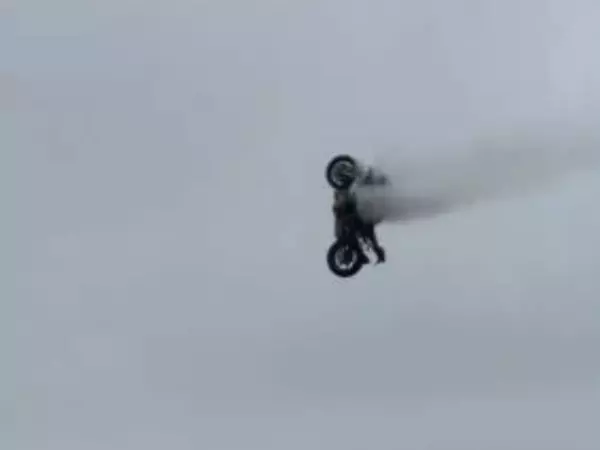 Фото к материалу: Каскадер из Ростова Евгений Чеботарев установил мировой рекорд по прыжку на мотоцикле