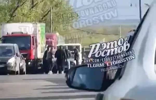 Фото к материалу: В Ростове водители устроили массовую драку прямо на дороге