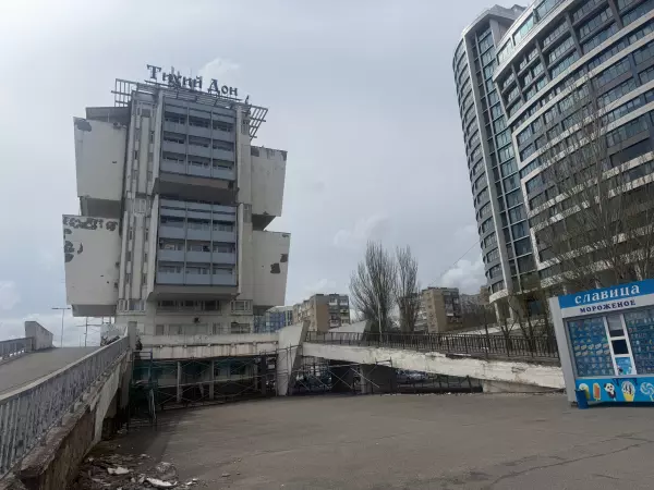 Фото к материалу: В Ростове начался ремонт фасада и пандусов речного вокзала