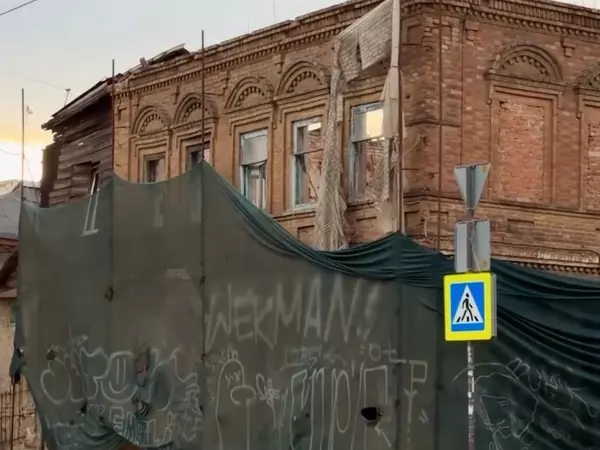 Фото к материалу: В Ростове с аварийного дома Богатина слетела защитная баннерная сетка