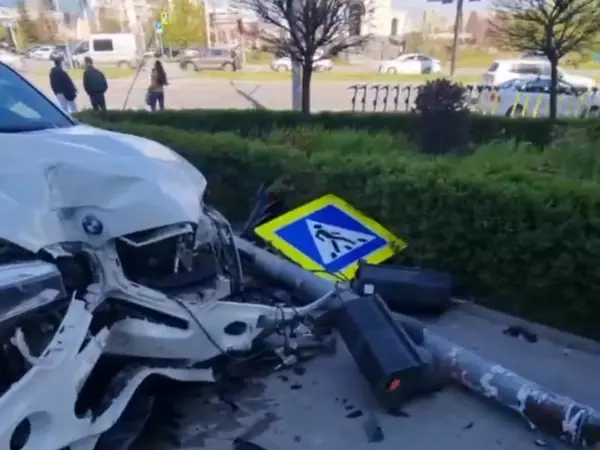 Фото к материалу: В Ростове люксовая иномарка протаранила светофор возле торгового центра «Парк»