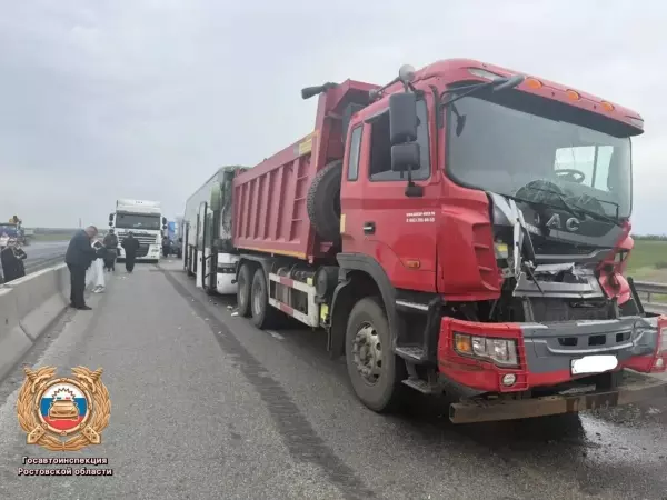 Фото к материалу: На трассе под Шахтами в массовом ДТП пострадал водитель автобуса