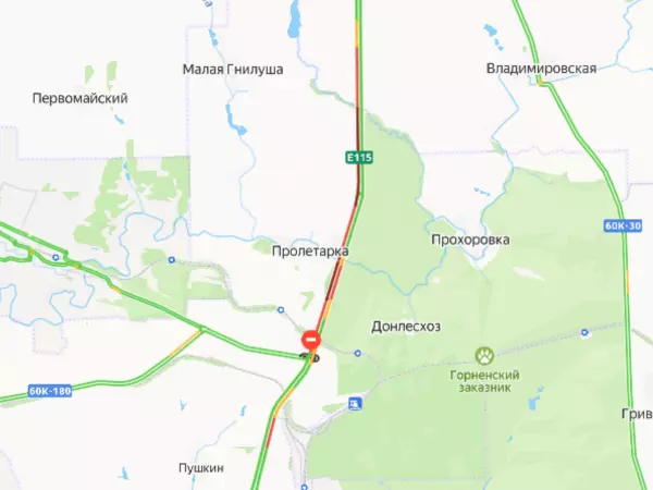 Фото к материалу: Десятикилометровая пробка сковала движение на М-4 «Дон» в Ростовской области