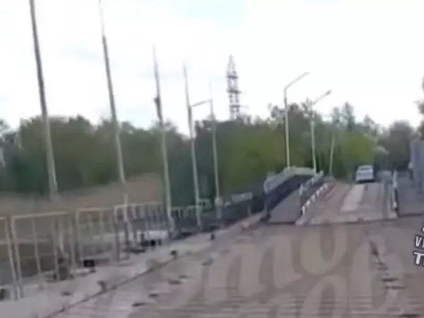 Фото к материалу: В Ростове установили понтонный мост на Зеленый остров