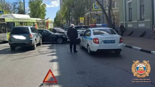 Фото к материалу: В Ростове в массовом ДТП с люксовой иномаркой пострадал 54-летний мужчина