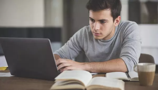 Фото к материалу: Двухнедельная готовность: «Ростелеком Лицей» снова поможет подготовиться к «Диктанту Победы»