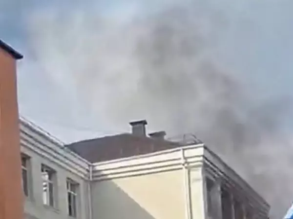 Фото к материалу: В результате пожара в школе № 53 в Ростове эвакуировали 950 человек