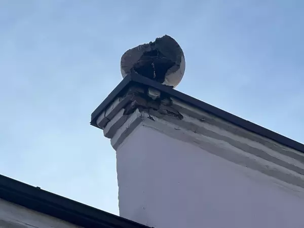 Фото к материалу: В Азове упавший с крыши здания каменный шар едва не пришиб прохожих