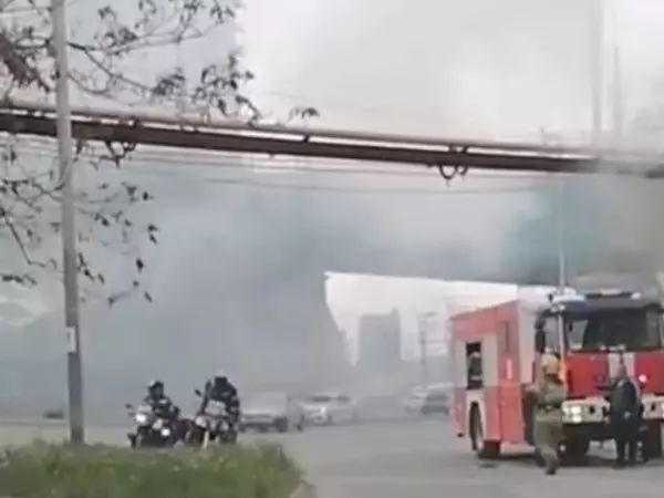 Фото к материалу: В Ростове под мостом Сиверса загорелось бесхозное строение