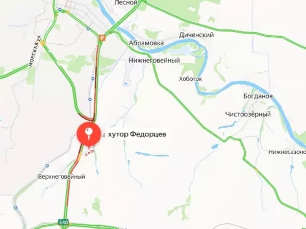 Фото к материалу: В Ростовской области из-за опрокидывания грузовика собралась гигантская пробка