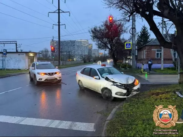 Фото к материалу: В Ростове в ДТП с двумя авто травмы получил 51-летний водитель