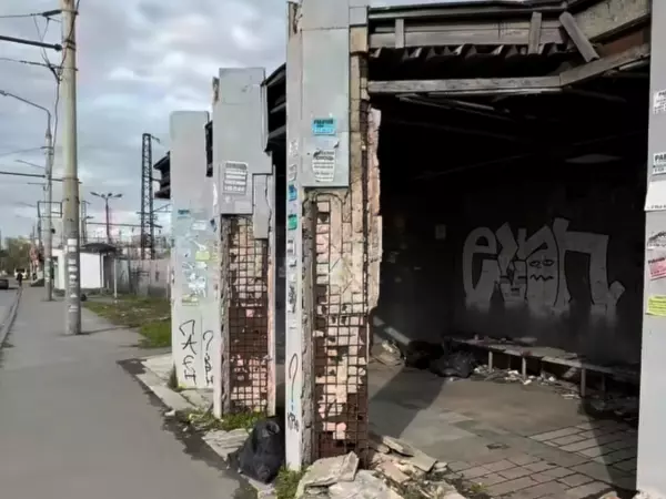 Фото к материалу: Грязь и куча мусора: ростовчане жалуются на состояние остановки напротив «Ростсельмаша»