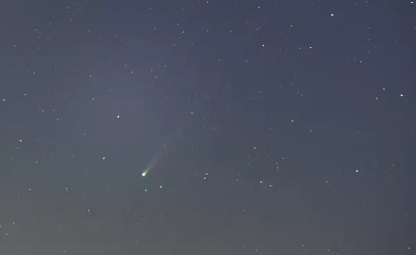 Фото к материалу: В Ростовской области запечатлели комету изумрудного цвета с «пушистым хвостом» 