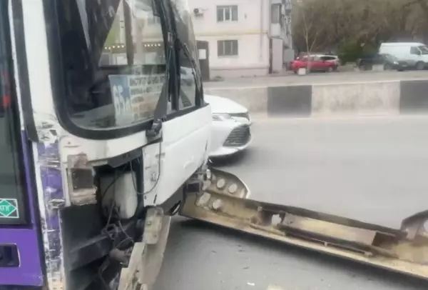 Фото к материалу: Догонялки закончились печально: на площади Ленина в Ростове столкнулись два автобуса