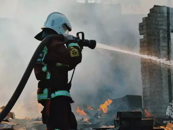 Фото к материалу: В Ростовской области после атаки БПЛА произошел пожар на территории частного дома