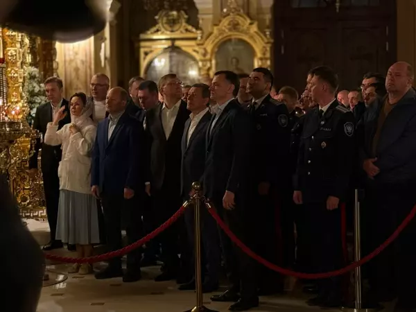 Фото к материалу: Десятки ростовчан и представители власти пришли на главную пасхальную службу