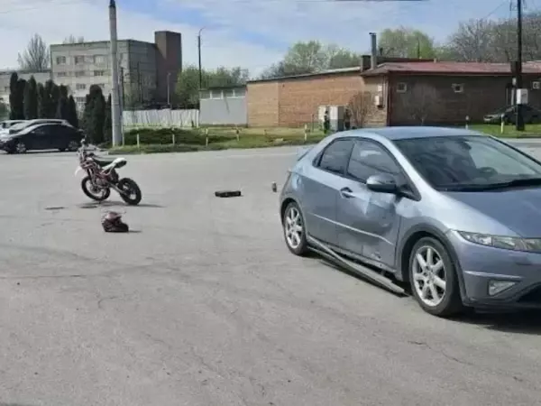 Фото к материалу: В Таганроге 16-летний водитель питбайка оказался под колесами легковушки