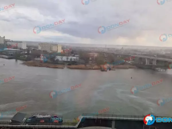 Фото к материалу: Ростовчане снова заметили загрязнение реки Дон 13 апреля