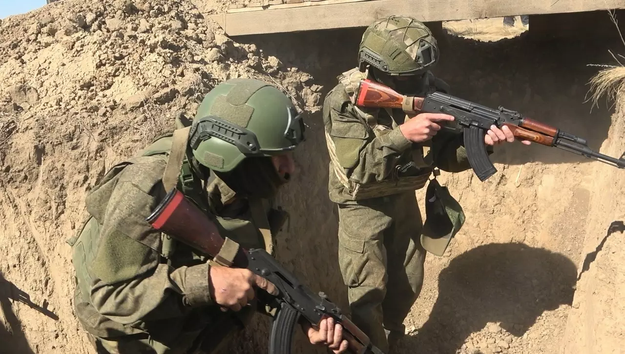 Военнослужащие, заключившие первый контракт с Минобороны РФ, отработали штурм опорного пункта условного противника на полигоне ЮВО