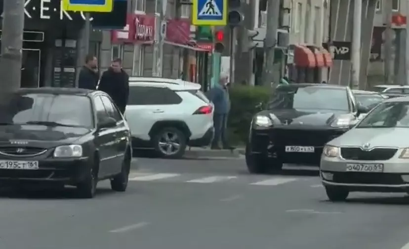 В центре Ростова на перекрестке столкнулись «Лада Гранта» и «Порше Кайен»