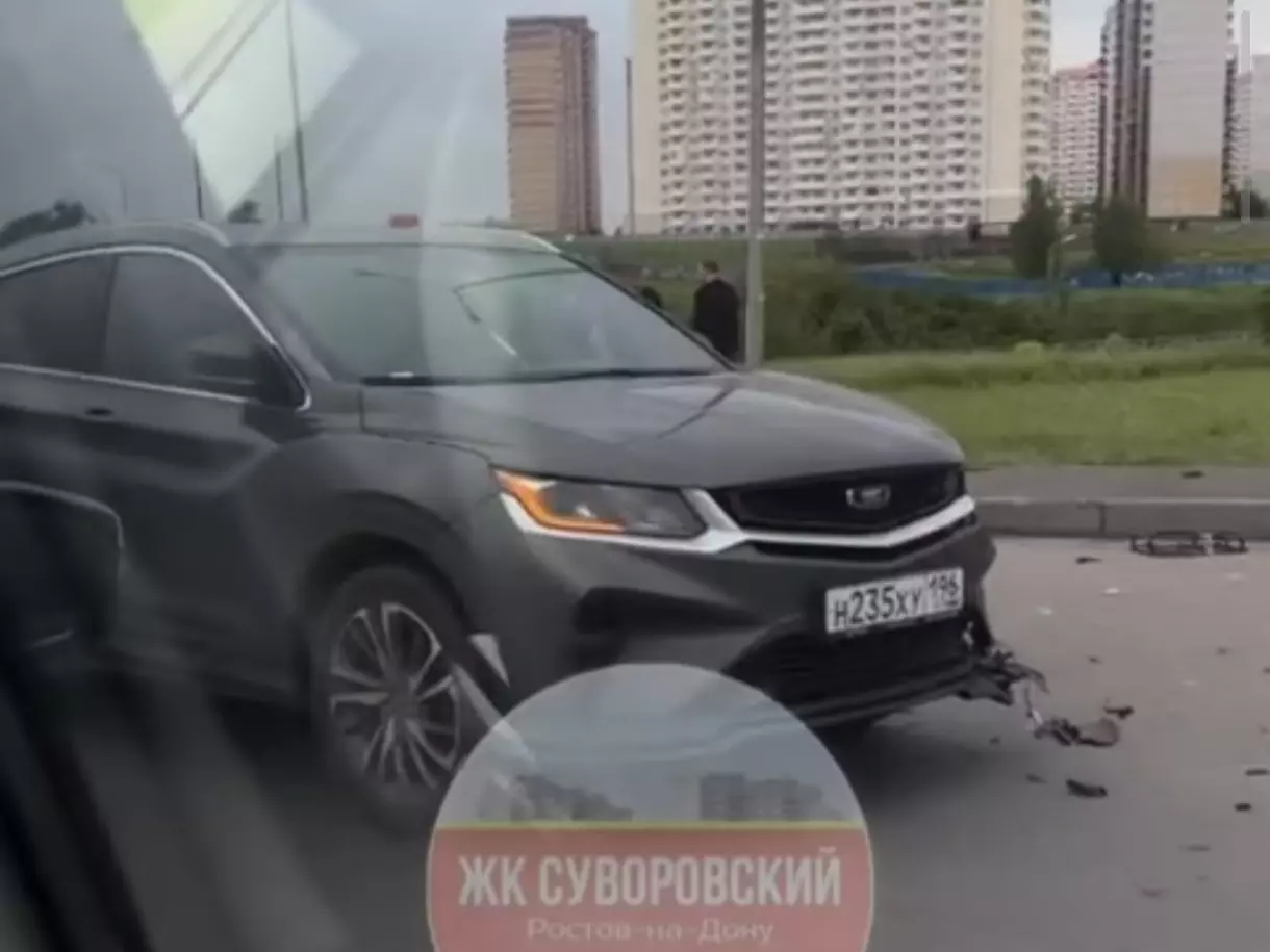 В Ростове на перекрестке Вавилова и Платона Кляты сбили курьера на велосипеде