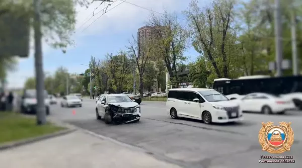 Фото к материалу: В жестком ДТП напротив 92 школы в Ростове пострадали двое