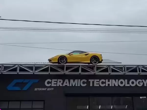 Фото к материалу: Каскадер Евгений Чеботарев припарковал на крыше феррари стоимостью более 20 млн