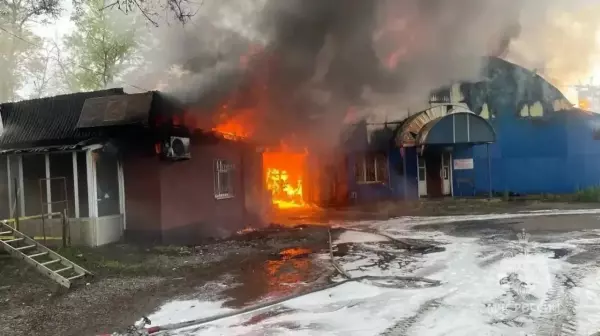Фото к материалу: Два склада «Донского рубероидного завода» горят на 700 квадратных метрах под Ростовом