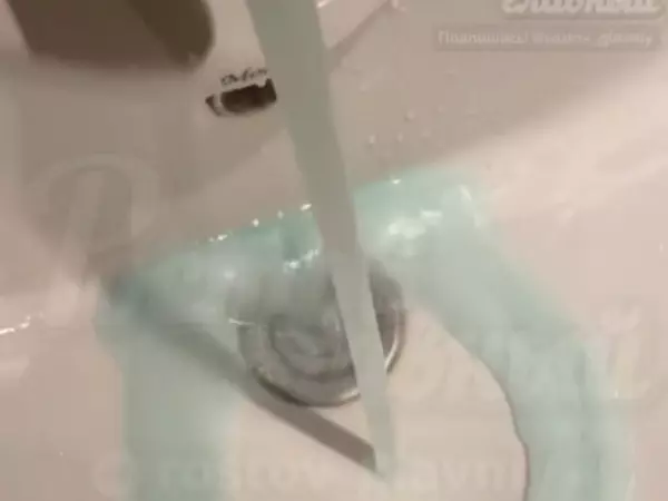 Фото к материалу: На Северном из крана течет голубая вода