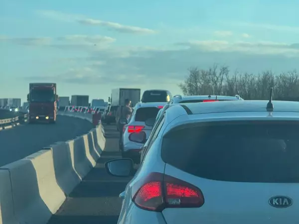 Фото к материалу: Пробка почти 9 километров сковала движение под Шахтами