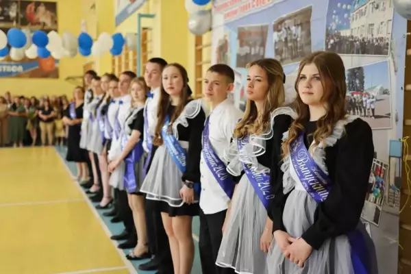 Фото к материалу: Прощай, школа: как прошел последний звонок - 2026 в Ростовской области