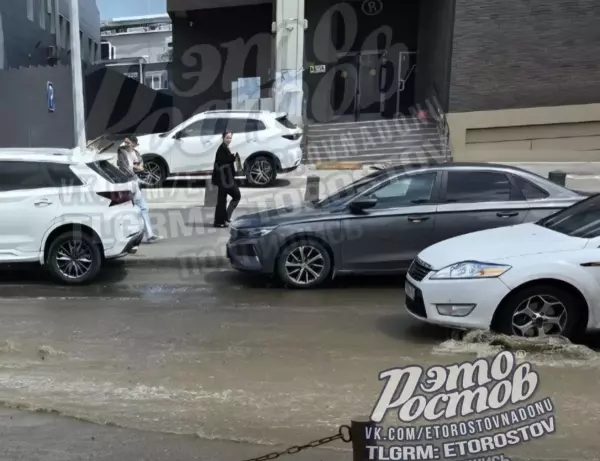 Фото к материалу: В Ростове затопило переулок Доломановский