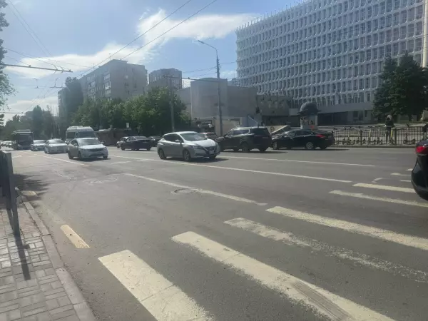 Фото к материалу: Ростовчане возмущены дорожными работами  на Красноармейской в час пик