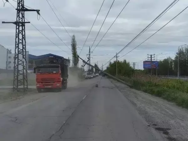 Фото к материалу: В Батайске столб ЛЭП повис над трассой на проводах