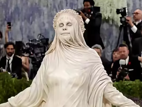 Фото к материалу: Модель Хайди Клум шокировала образом статуи на Met Gala
